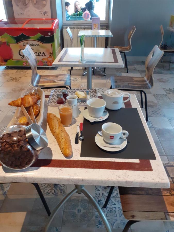 Hotel Le Kamelia 萨莱 外观 照片